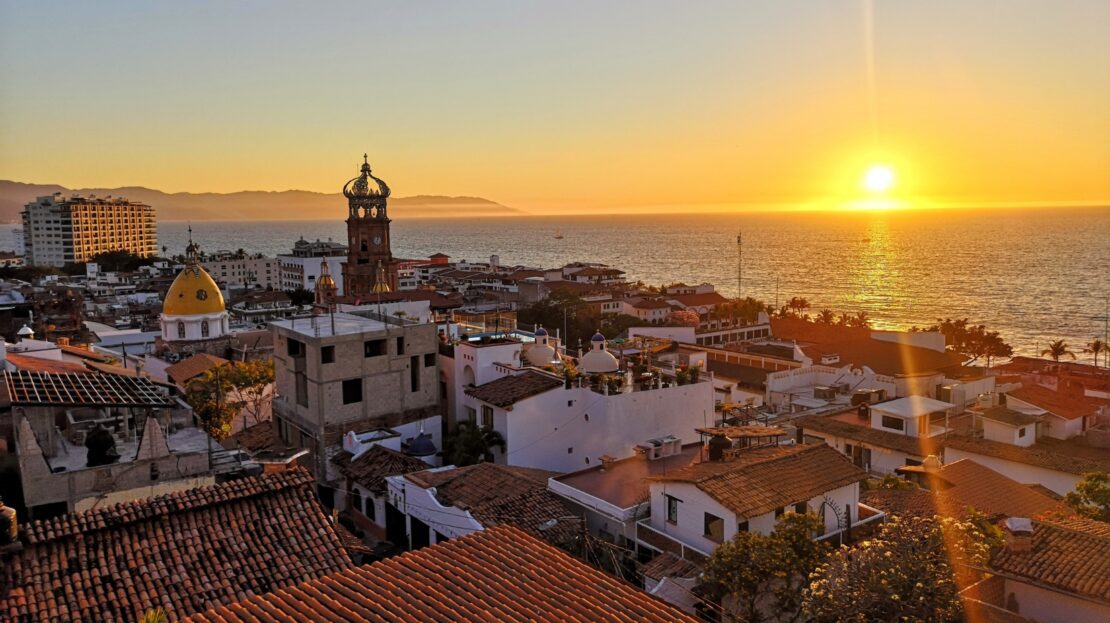 El Microclima del Éxito: Inversión Inmobiliaria en Puerto Vallarta 2026