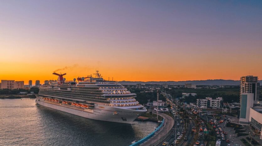 Crucero en marina Vallarta al atardecer