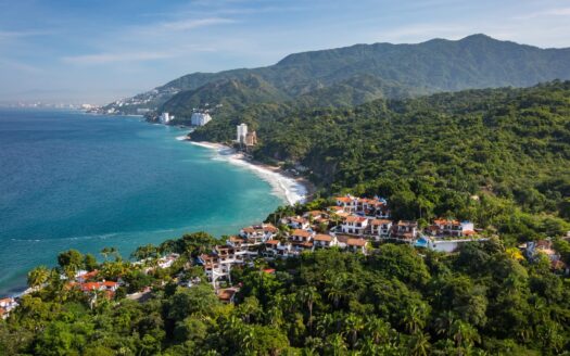Vista aerea de la costa sur y la montaña de Puerto vallarta