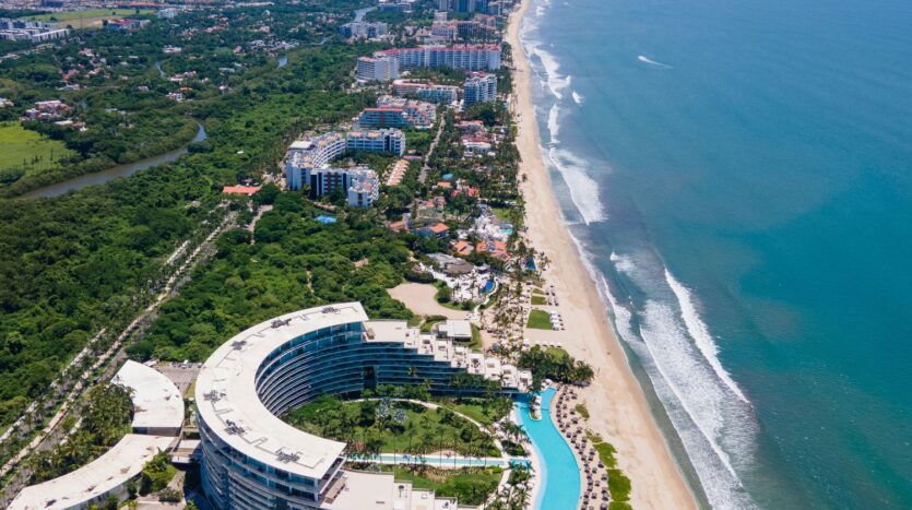 Vista aérea de la playa sobre Peninsula Nuevo Vallarta