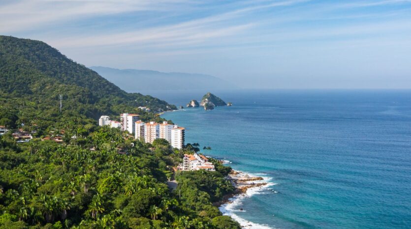 Vista aerea de la costa sur de Bahía de Banderas en Jalisco