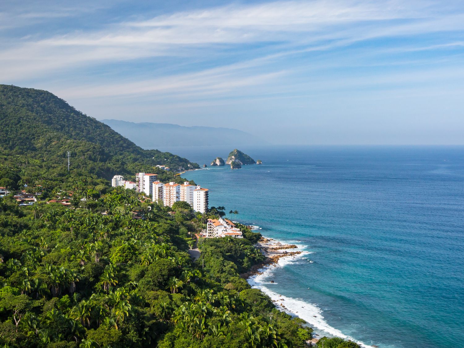 Vista aerea de la costa sur de Bahía de Banderas en Jalisco